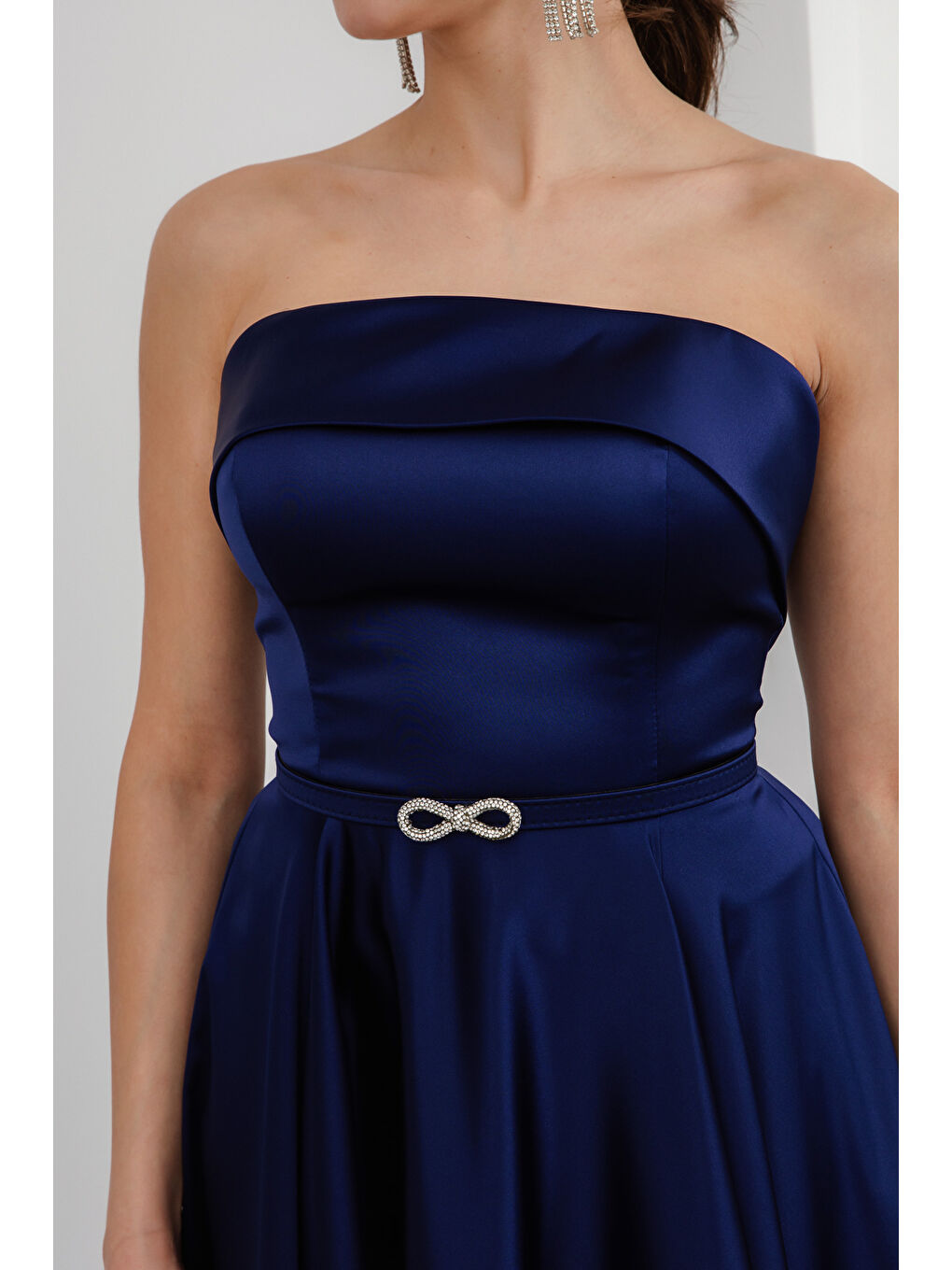 Kadın Lacivert Straplez Yaka Taşlı Kemerli Saten Abiye Elbise-3
