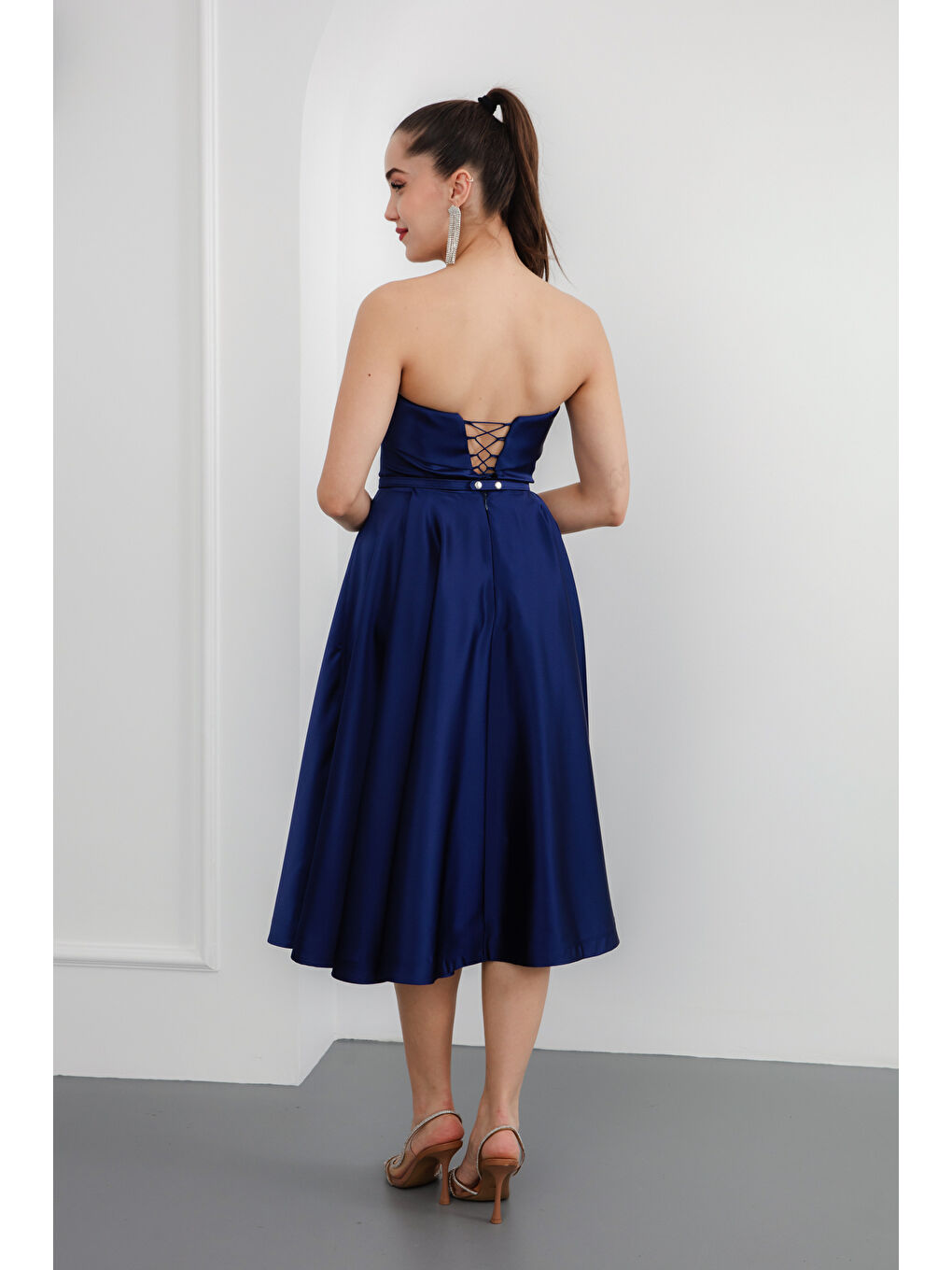 Kadın Lacivert Straplez Yaka Taşlı Kemerli Saten Abiye Elbise-4