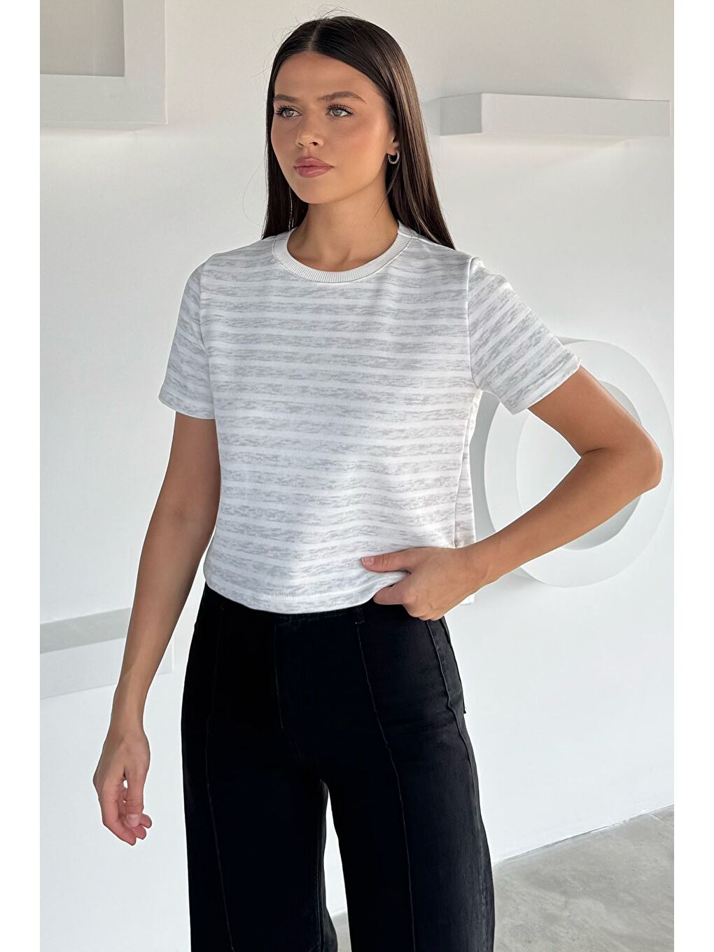 Gri Kadın Şerit Desenli Bisiklet Yaka Tişört