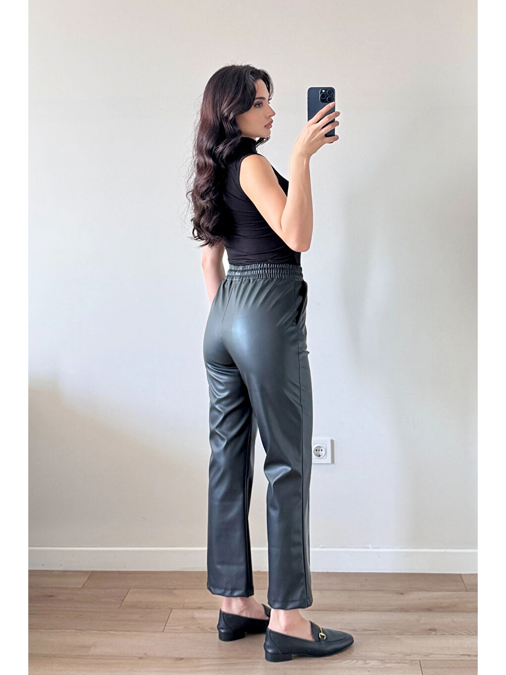 Kadın Siyah Lastikli Çımalı Deri Pantolon 30322-2