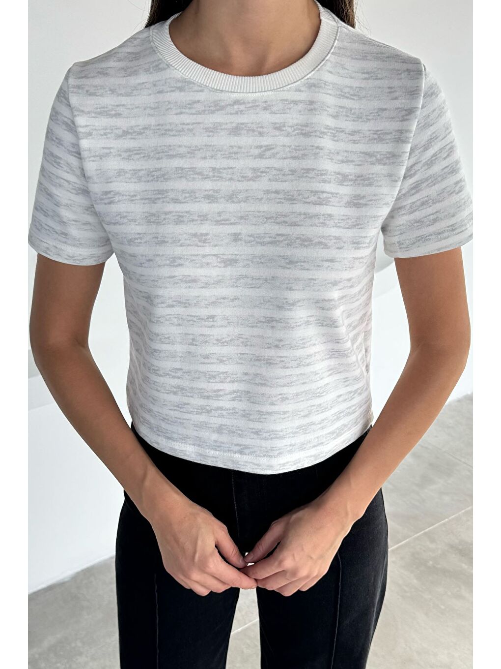 Gri Kadın Şerit Desenli Bisiklet Yaka Tişört-1