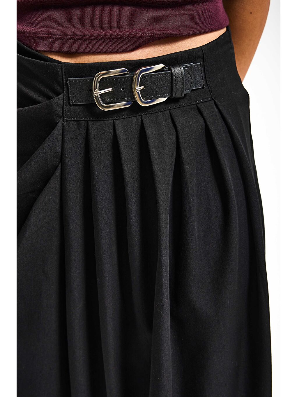 Kadın Siyah Renk Palazzo Fit Kemer Detaylı Viskon Kumaş Tasarım Pantolon-1