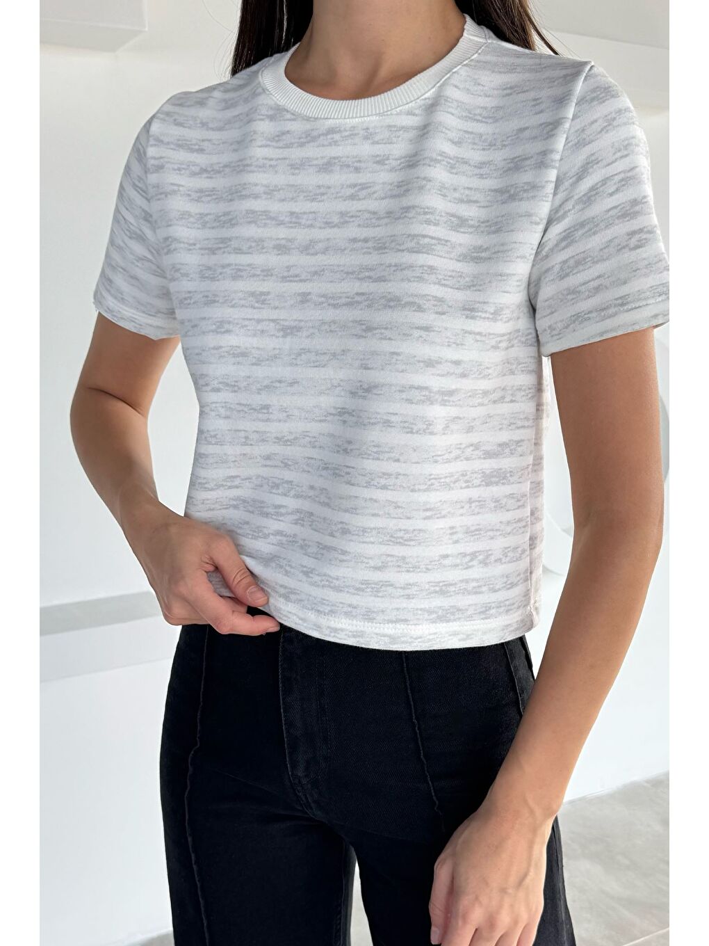 Gri Kadın Şerit Desenli Bisiklet Yaka Tişört-2
