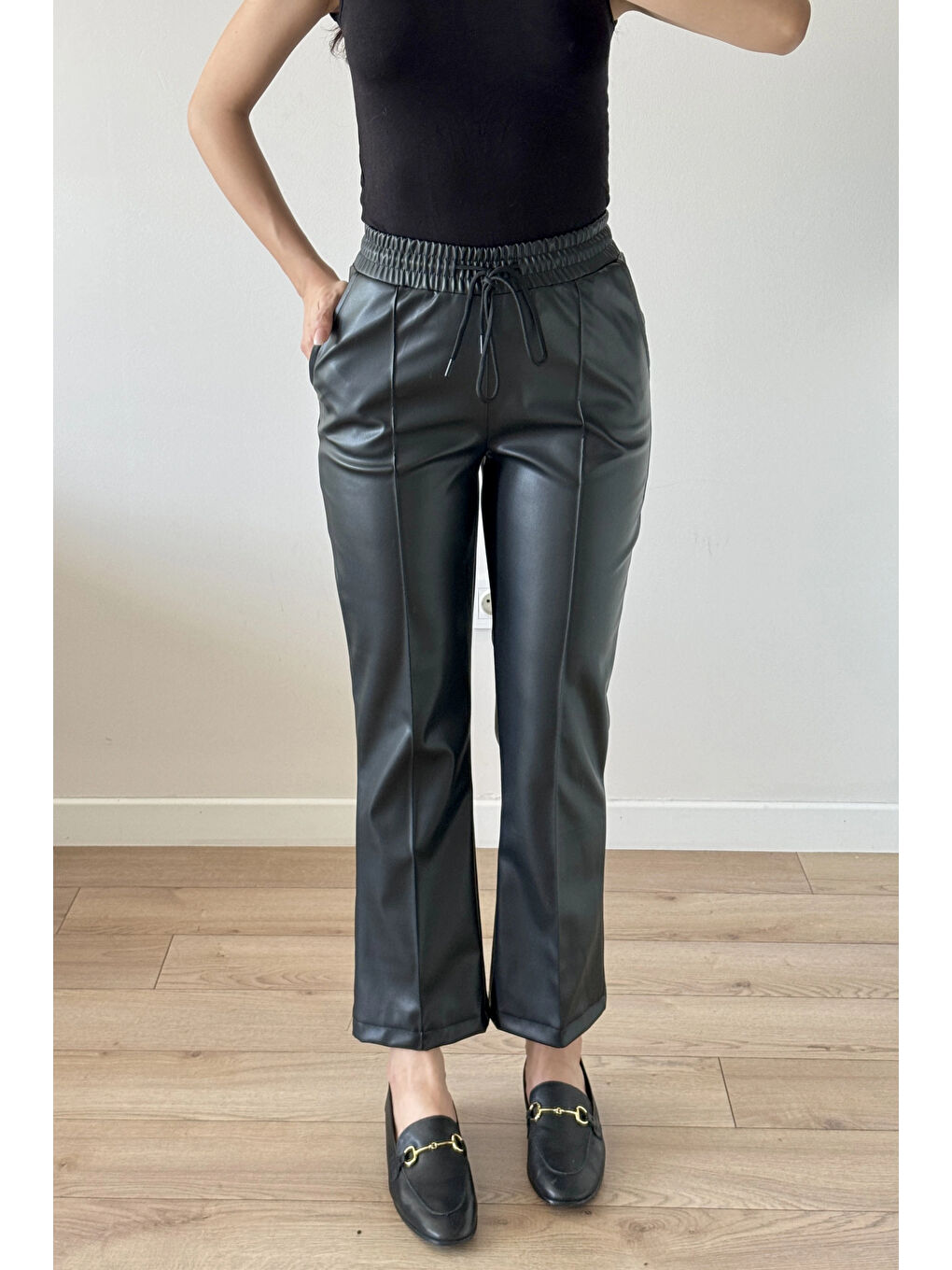 Kadın Siyah Lastikli Çımalı Deri Pantolon 30322-3