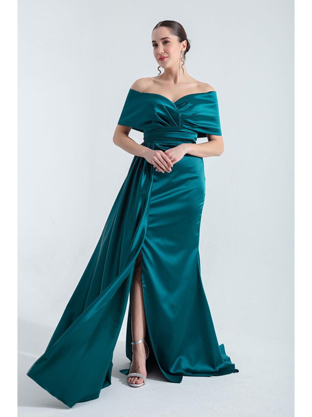 Kadın Zümrüt Yeşili Kayık Yaka Yırtmaçlı Uzun Abiye Elbise