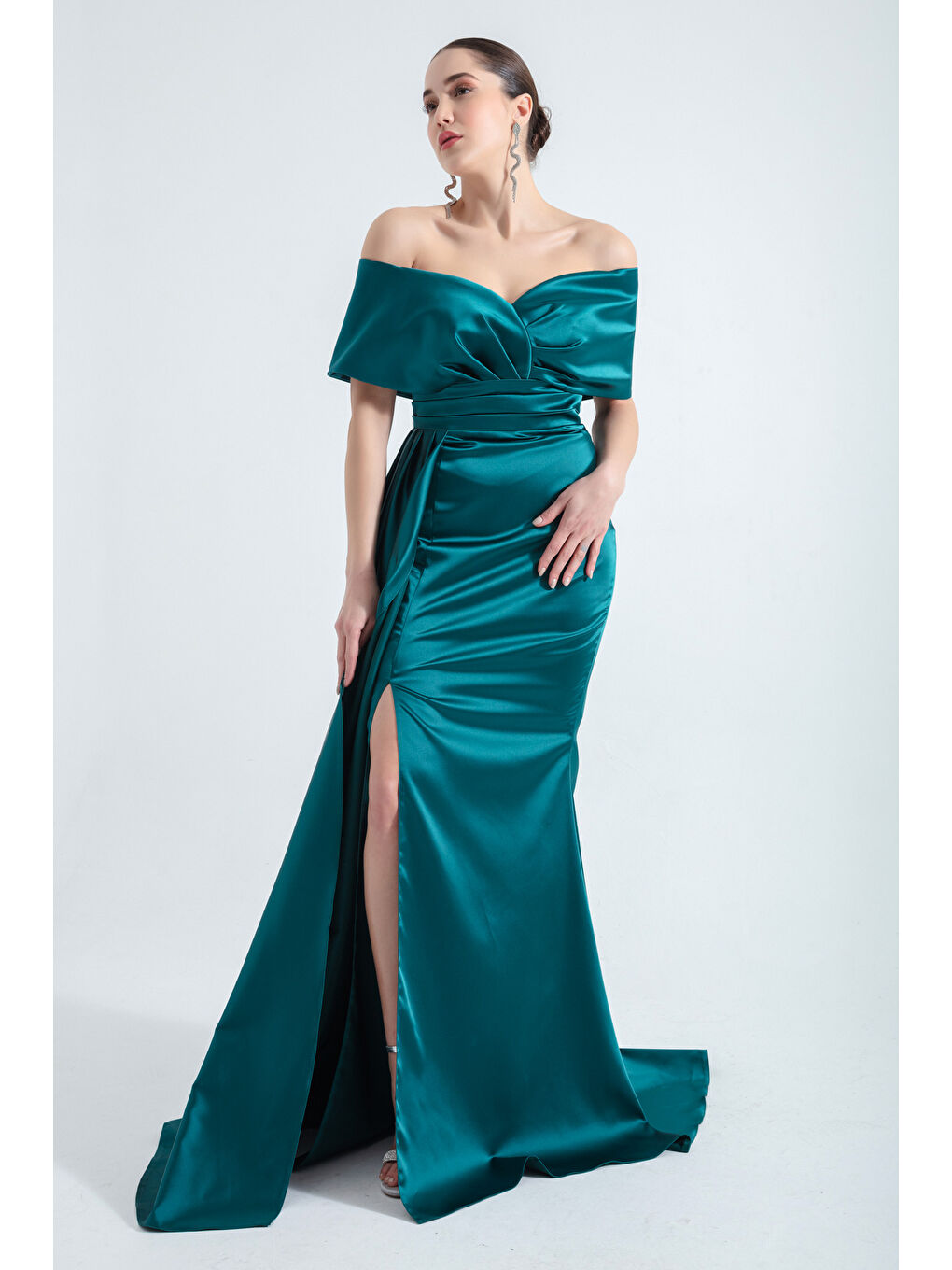 Kadın Zümrüt Yeşili Kayık Yaka Yırtmaçlı Uzun Abiye Elbise-1