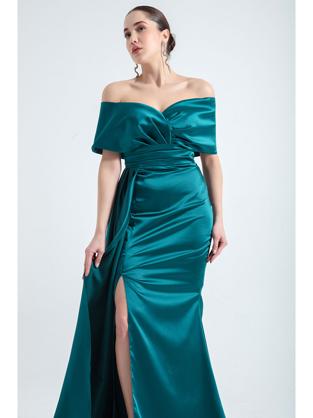 Kadın Zümrüt Yeşili Kayık Yaka Yırtmaçlı Uzun Abiye Elbise-2