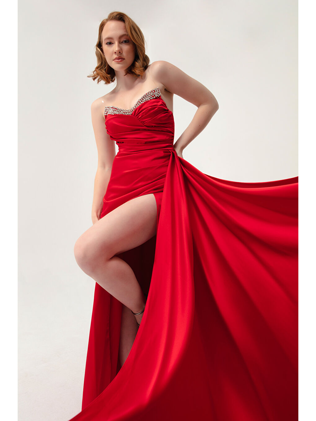 Kadın Kırmızı Göğüs Taşlı Uzun Abiye Elbise