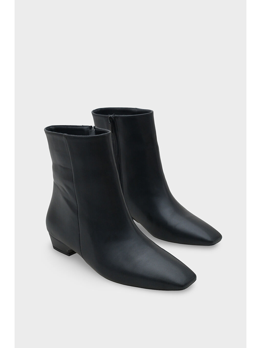 Siyah Evie Kısa Topuklu Yandan Fermuarlı Küt Burun Kadın Bot-1