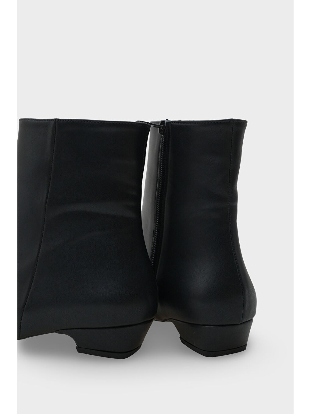 Siyah Evie Kısa Topuklu Yandan Fermuarlı Küt Burun Kadın Bot-3