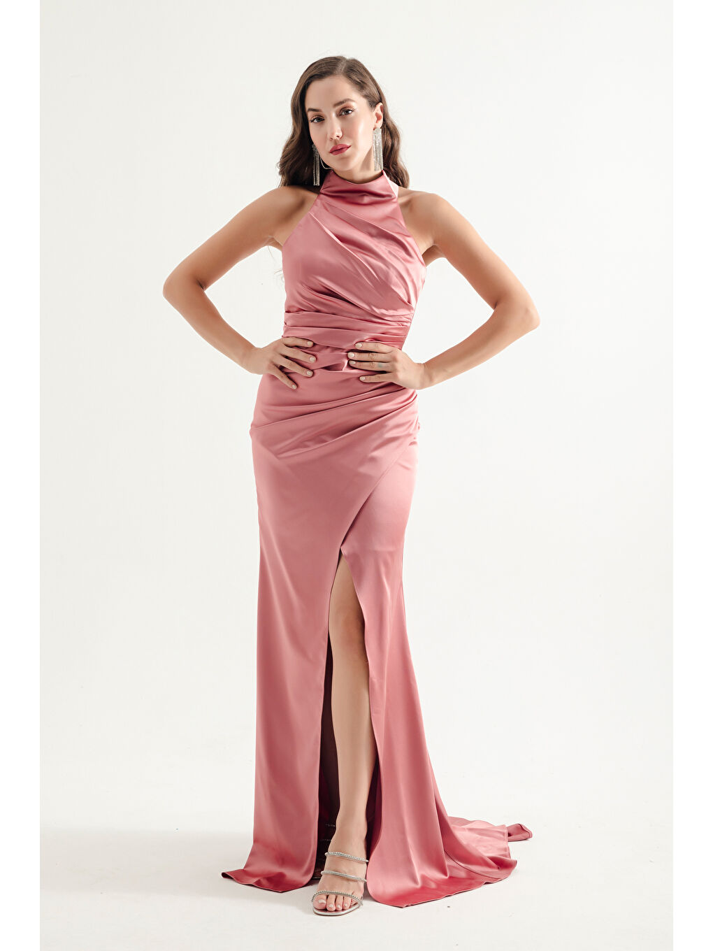 Pembe Kadın Somon Halter Yaka Yırtmaçlı Uzun Saten Abiye Elbise