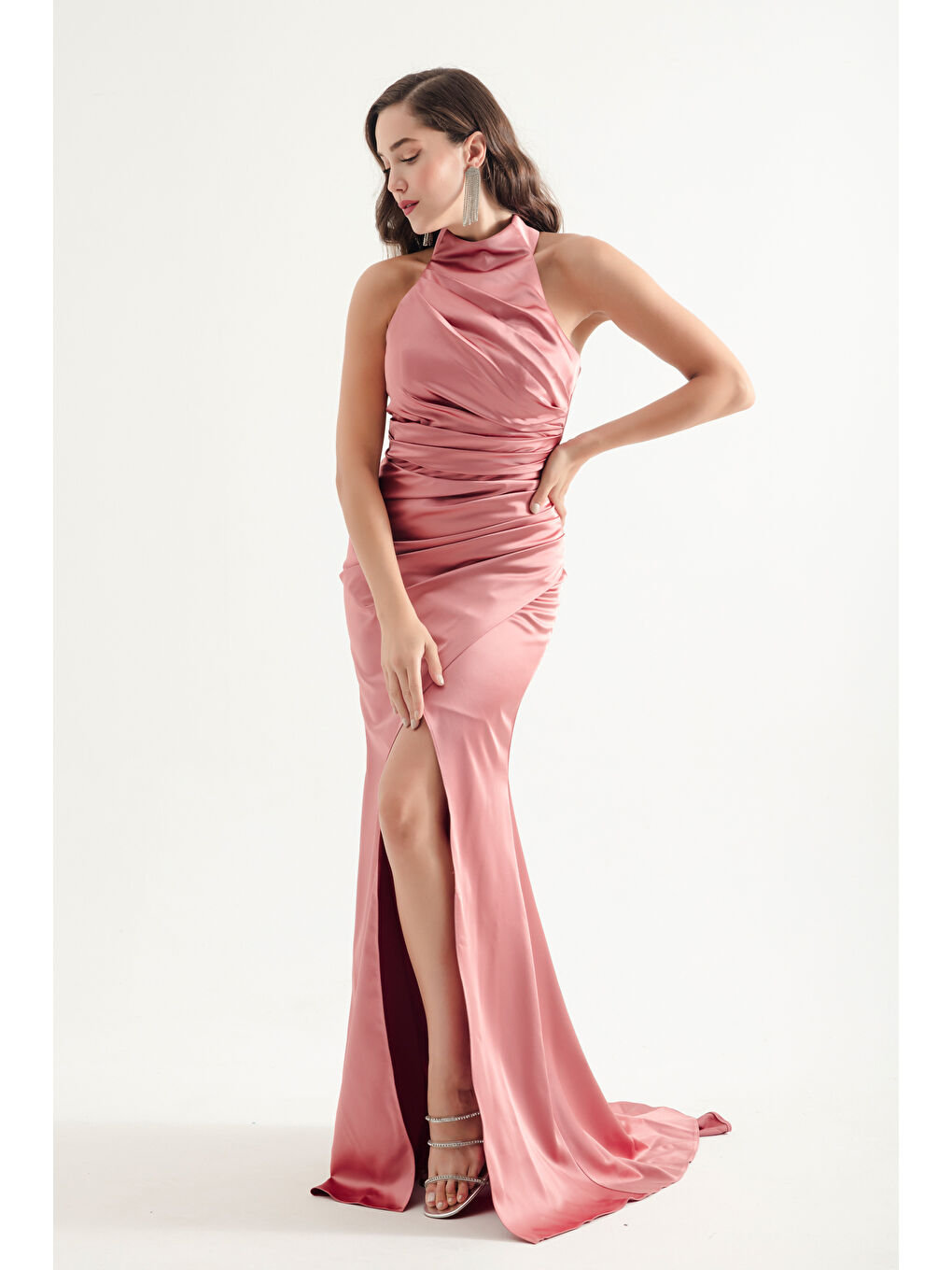 Pembe Kadın Somon Halter Yaka Yırtmaçlı Uzun Saten Abiye Elbise-1