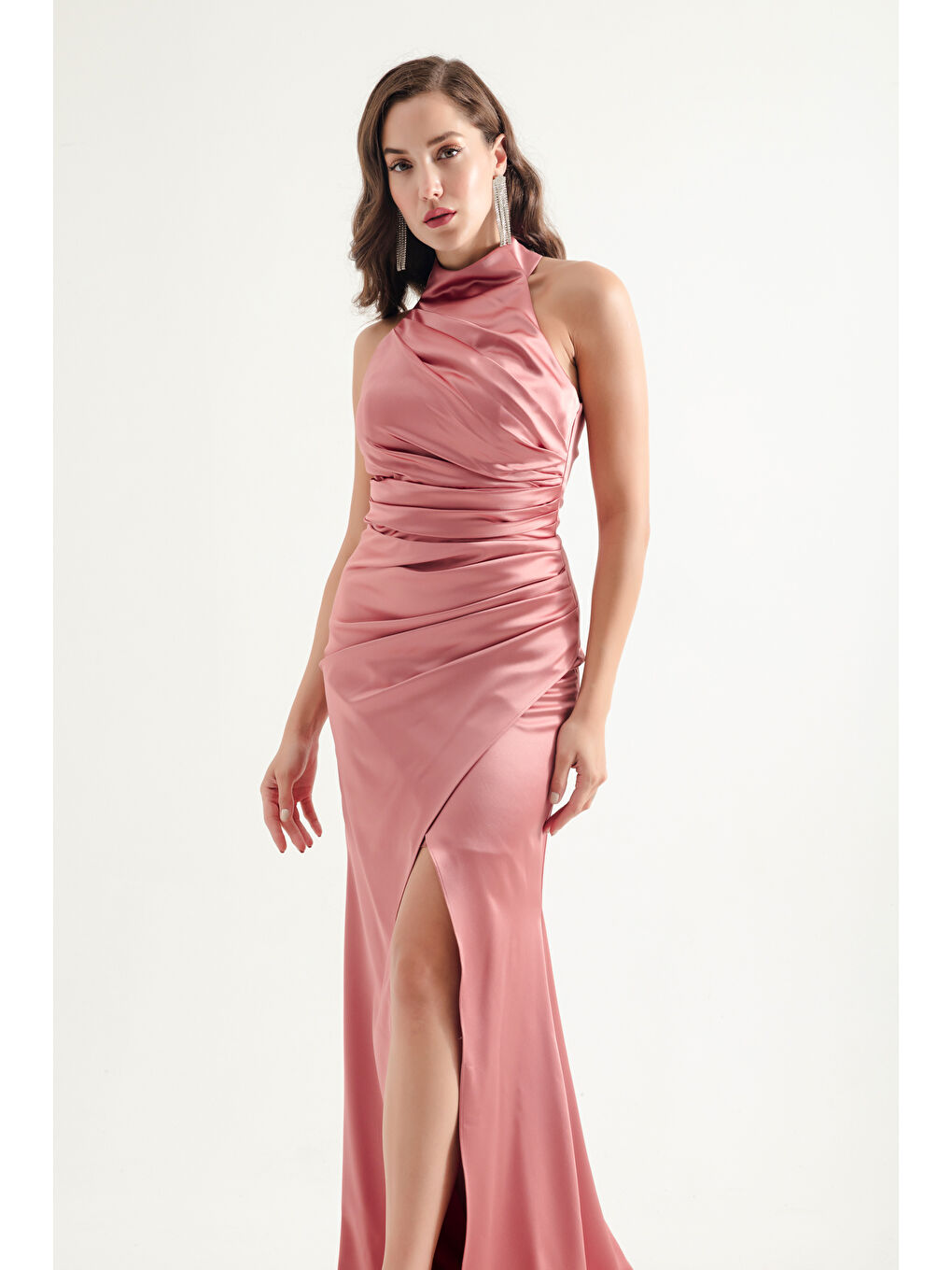 Pembe Kadın Somon Halter Yaka Yırtmaçlı Uzun Saten Abiye Elbise-2