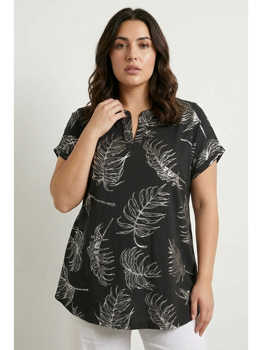 Siyah Büyük Beden V Yaka Kısa Kollu Yaprak Desenli Esnek Kumaşlı T-shirt-1
