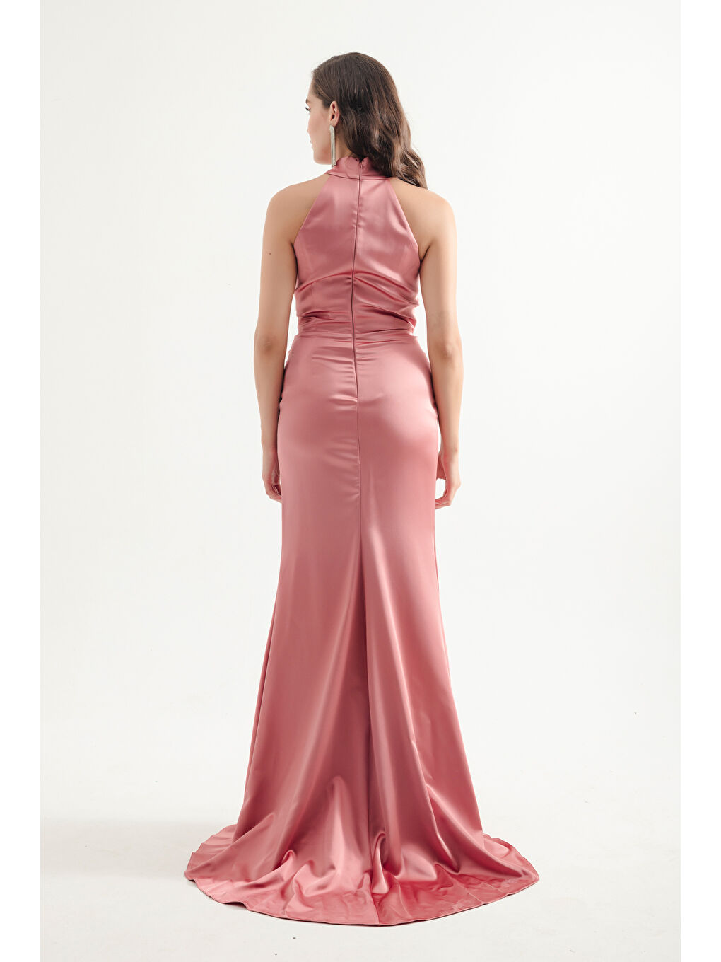 Pembe Kadın Somon Halter Yaka Yırtmaçlı Uzun Saten Abiye Elbise-4
