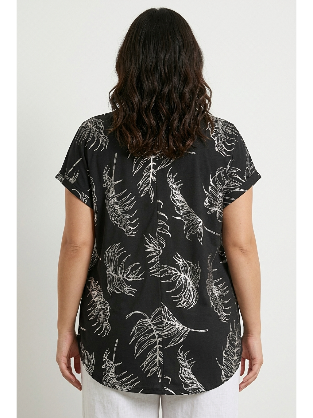 Siyah Büyük Beden V Yaka Kısa Kollu Yaprak Desenli Esnek Kumaşlı T-shirt-4