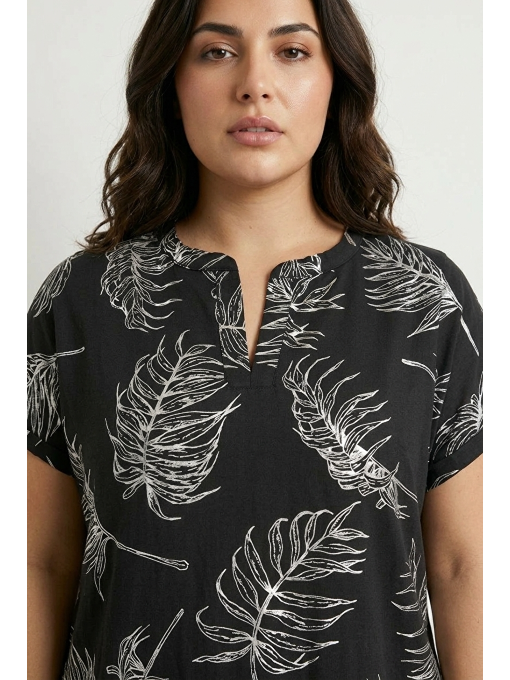 Siyah Büyük Beden V Yaka Kısa Kollu Yaprak Desenli Esnek Kumaşlı T-shirt-5