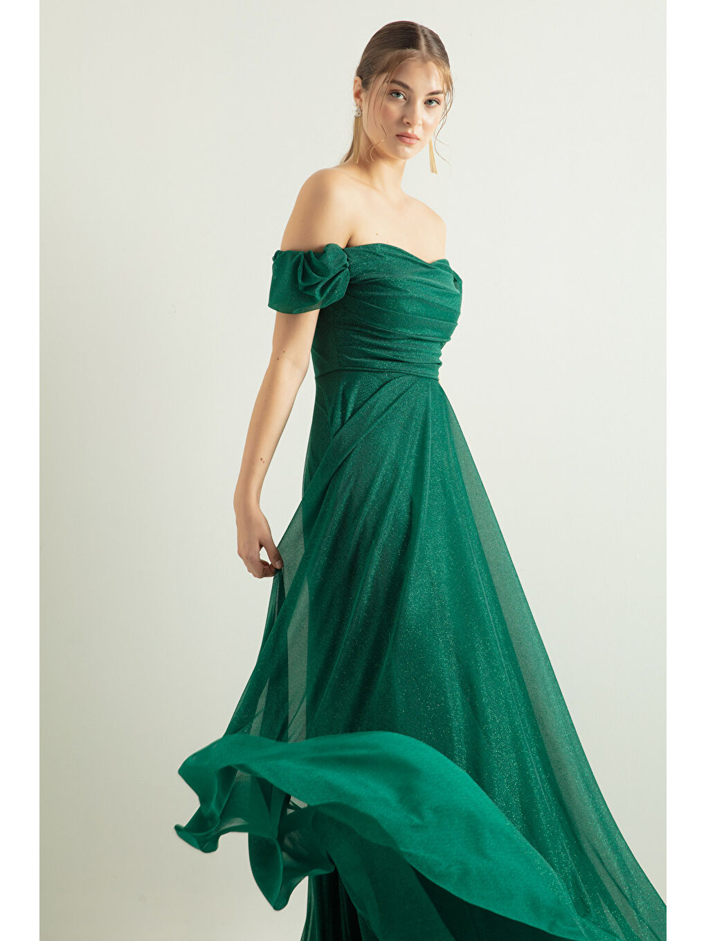 Kadın Zümrüt Yeşili Kayık Yaka Drapeli Yırtmaçlı Uzun Simli Abiye Elbise