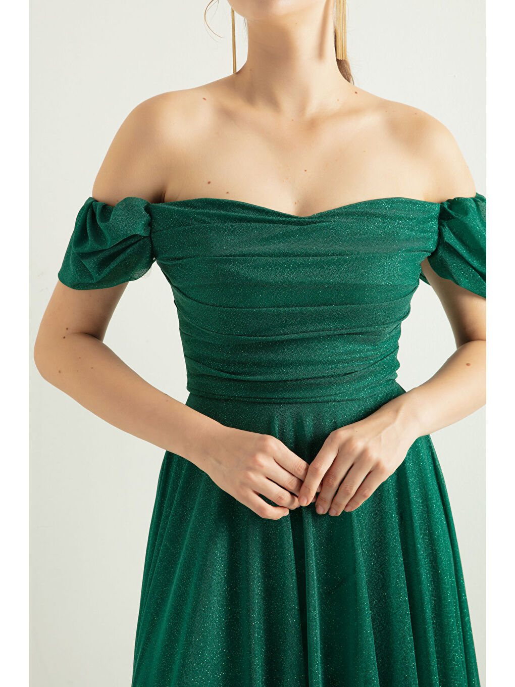 Kadın Zümrüt Yeşili Kayık Yaka Drapeli Yırtmaçlı Uzun Simli Abiye Elbise-3