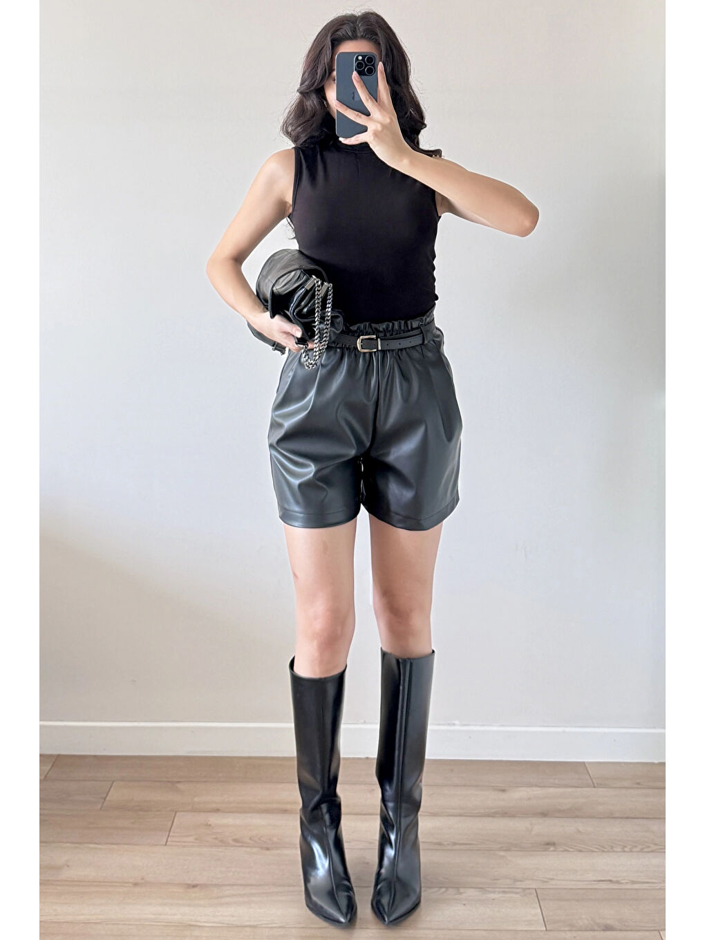 Kadın Siyah Lastikli Kemerli Deri Şort 30321-1