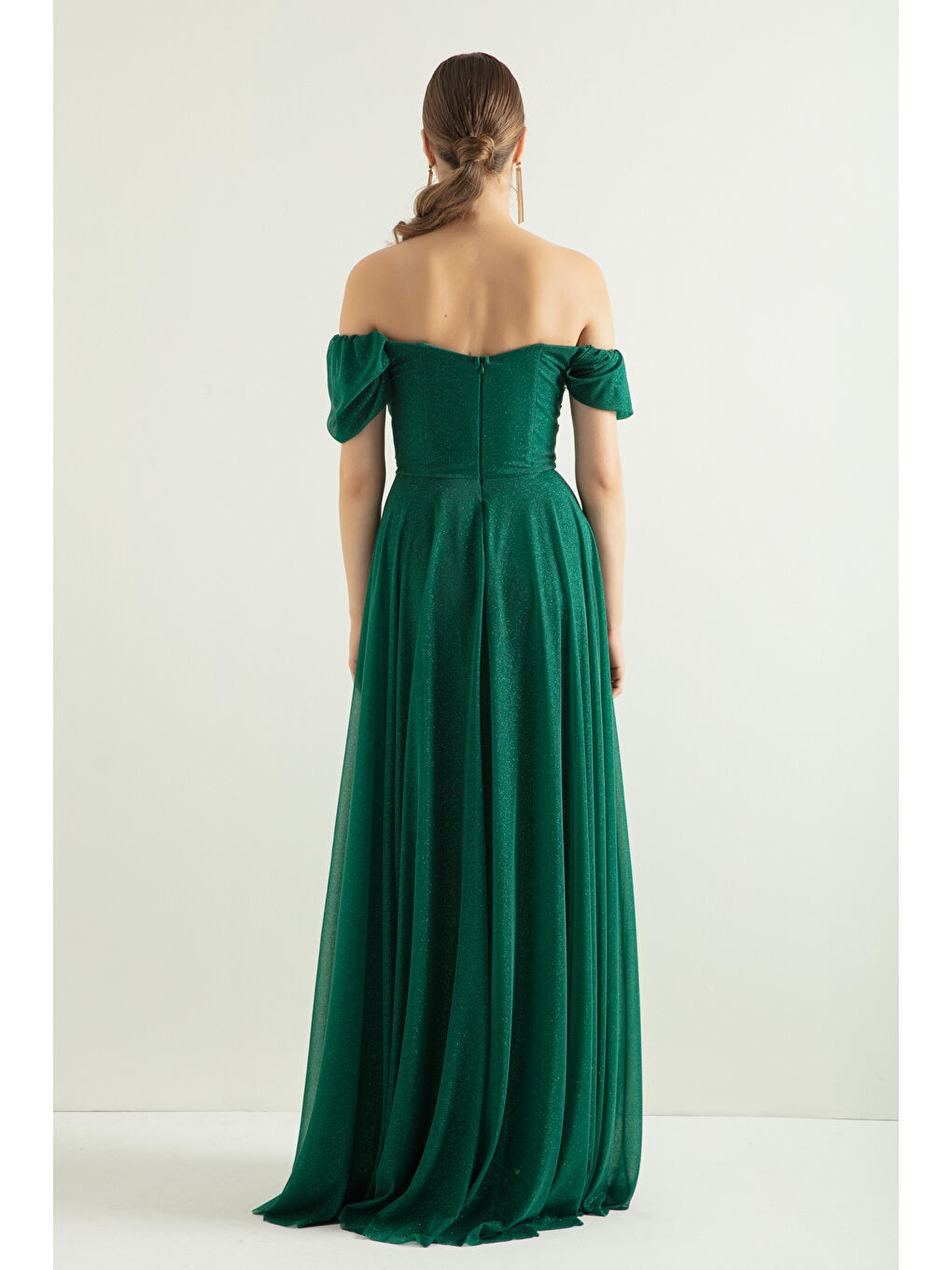 Kadın Zümrüt Yeşili Kayık Yaka Drapeli Yırtmaçlı Uzun Simli Abiye Elbise-4