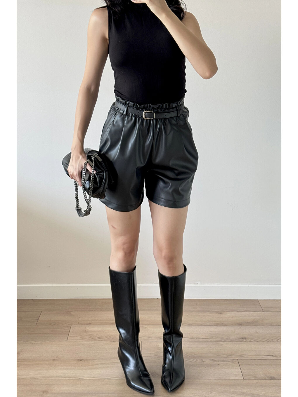 Kadın Siyah Lastikli Kemerli Deri Şort 30321-2