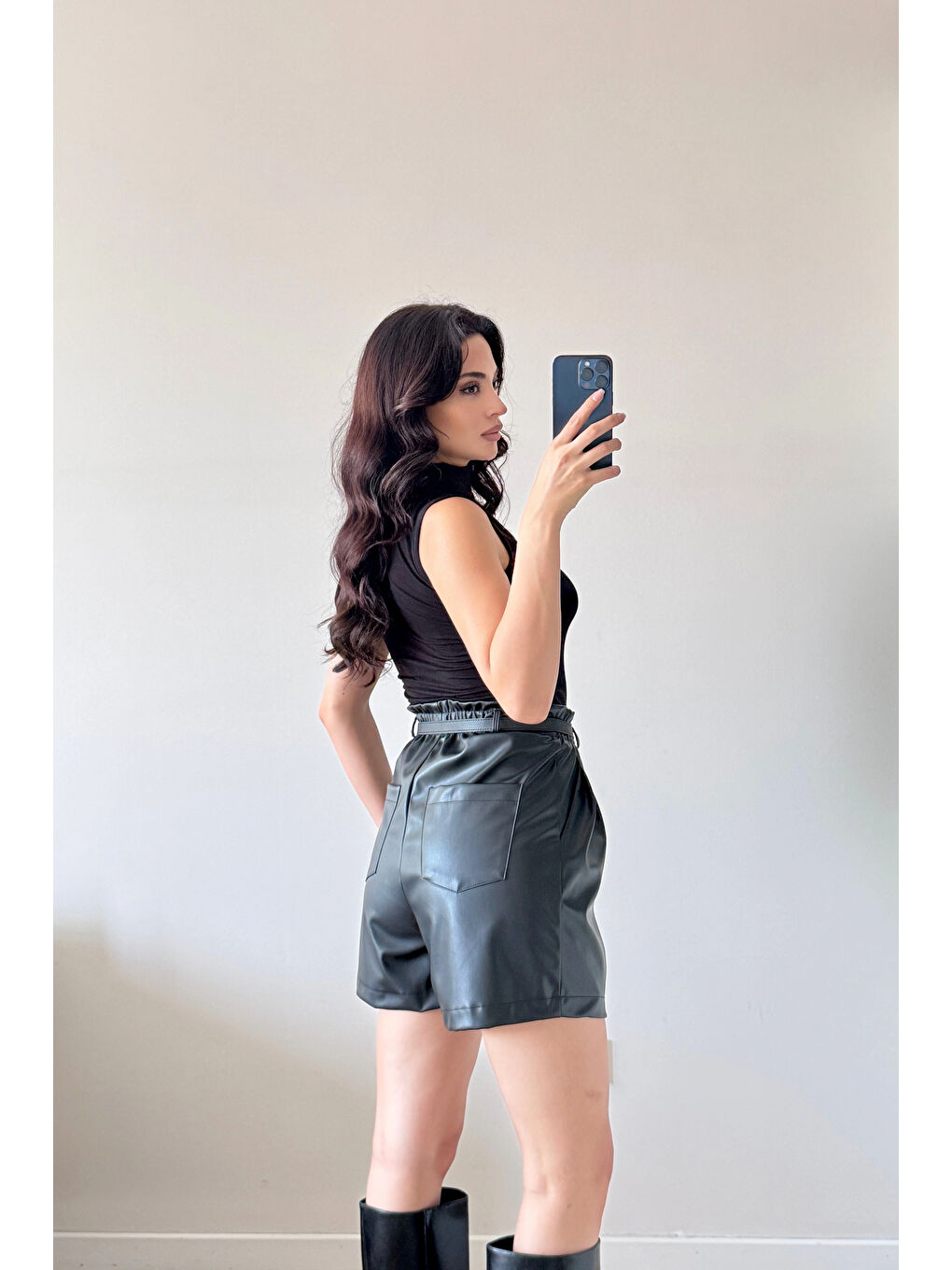 Kadın Siyah Lastikli Kemerli Deri Şort 30321-3