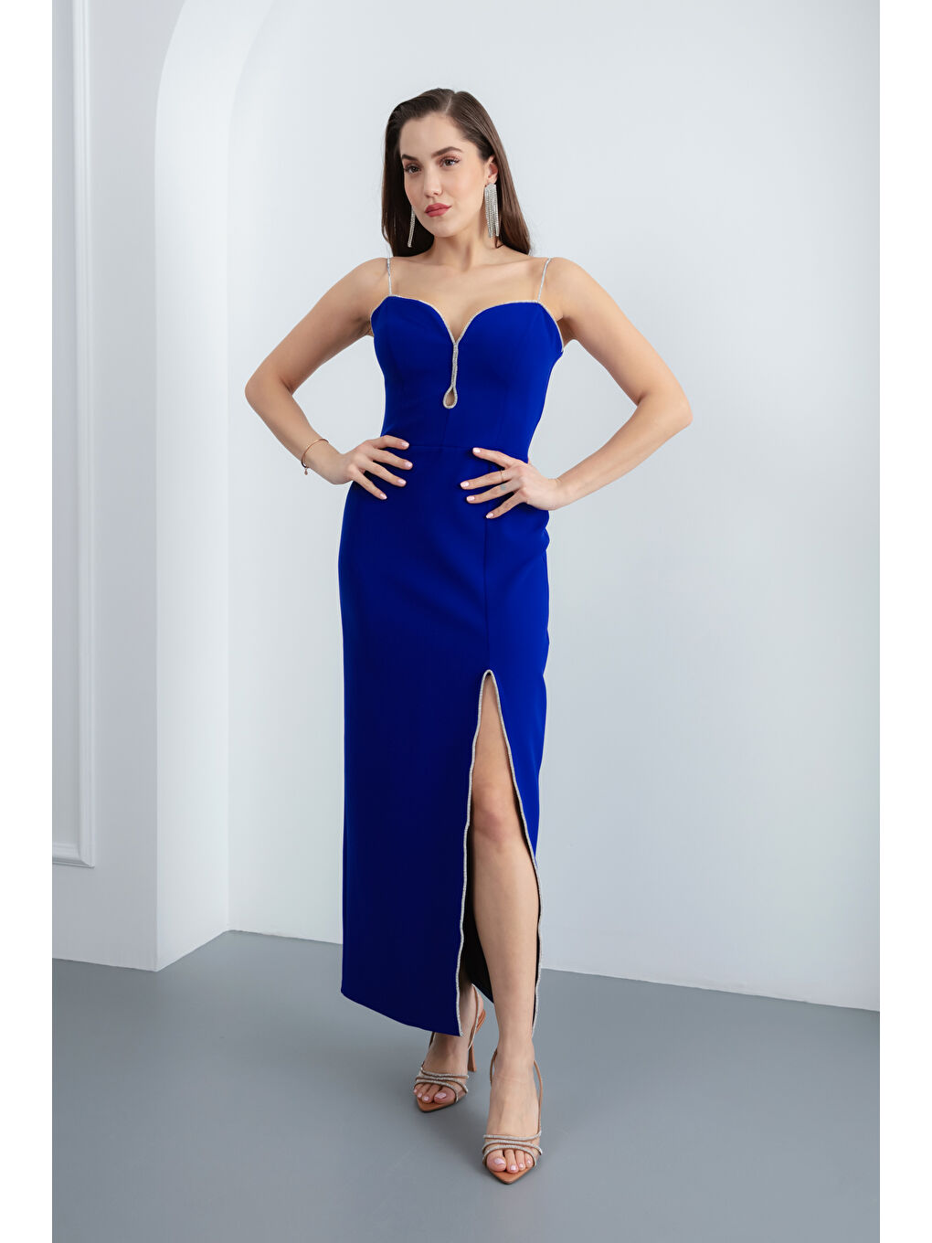 Mavi Kadın Saks Taş Askılı Yırtmaçlı Midi Abiye Elbise-1