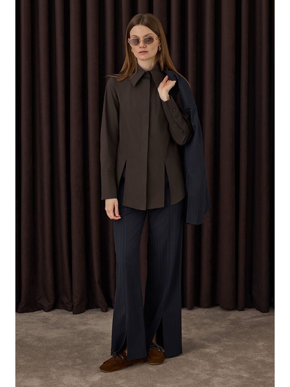 Kahverengi Yırtmaç Detaylı Gömlek Kahve