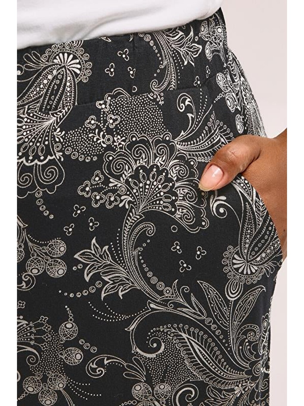 Siyah Beli Lastikli Çiçek Desenli Cepli Esnek Kumaşlı Pantolon-4