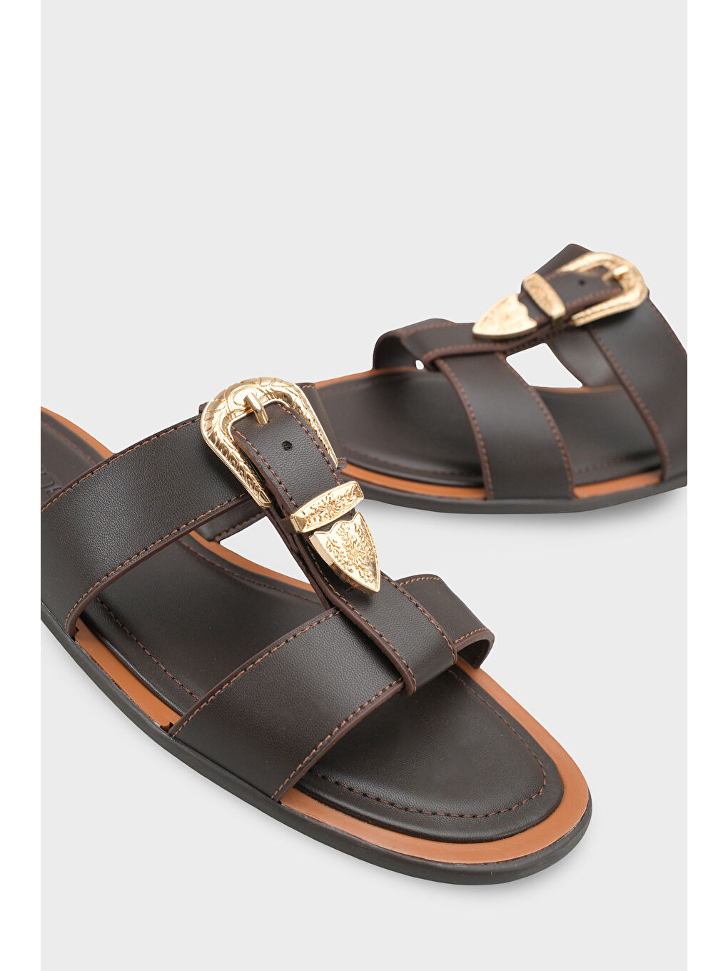 Kahverengi Lanni Tokalı Düz Topuklu Kadın Terlik-3