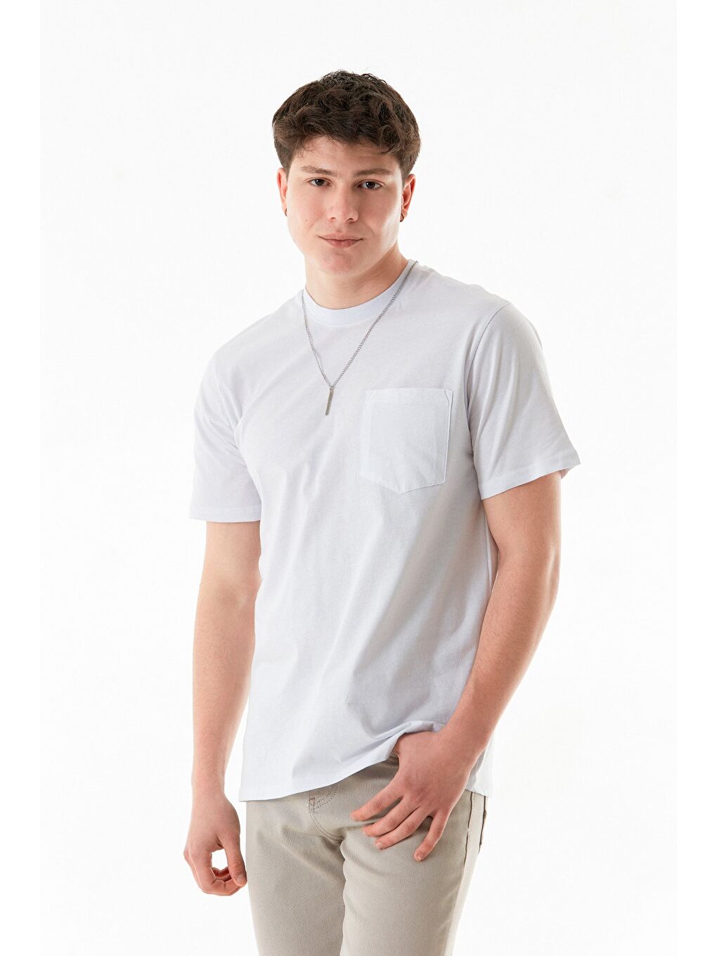 Beyaz Cepli Kolye Detaylı Bisiklet Yaka Tişört