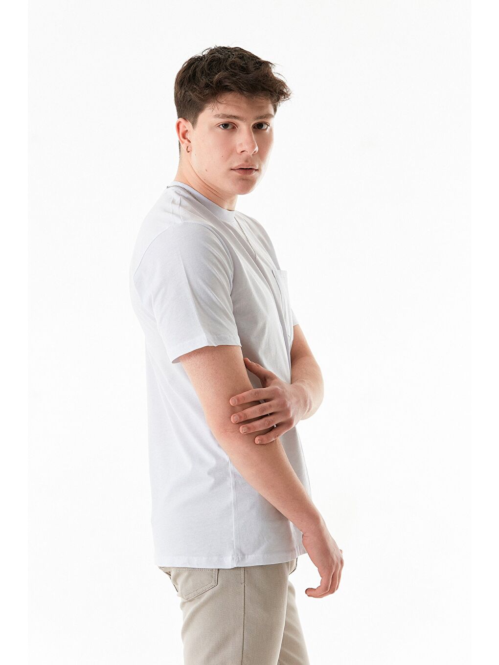 Beyaz Cepli Kolye Detaylı Bisiklet Yaka Tişört-1