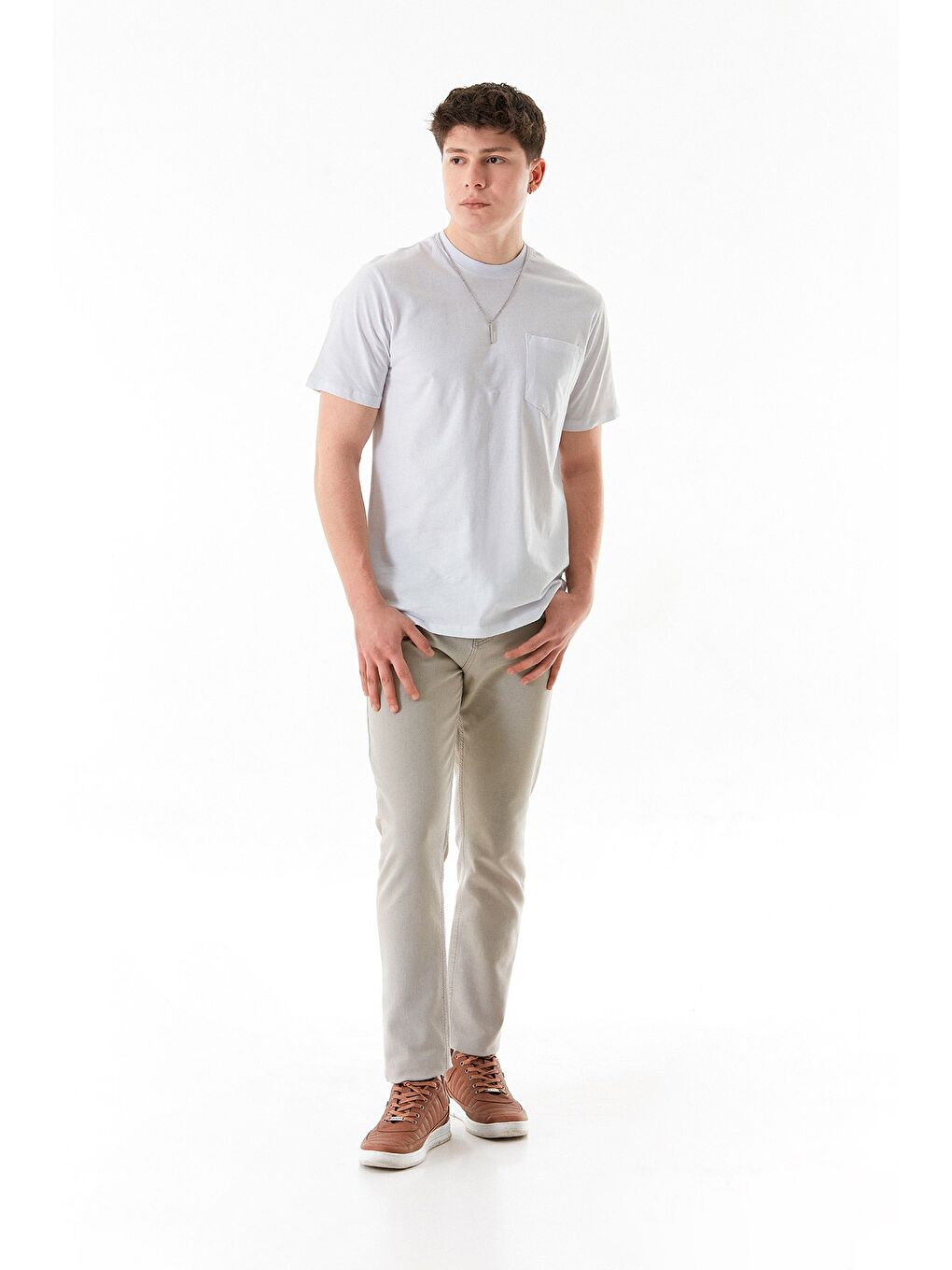 Beyaz Cepli Kolye Detaylı Bisiklet Yaka Tişört-2