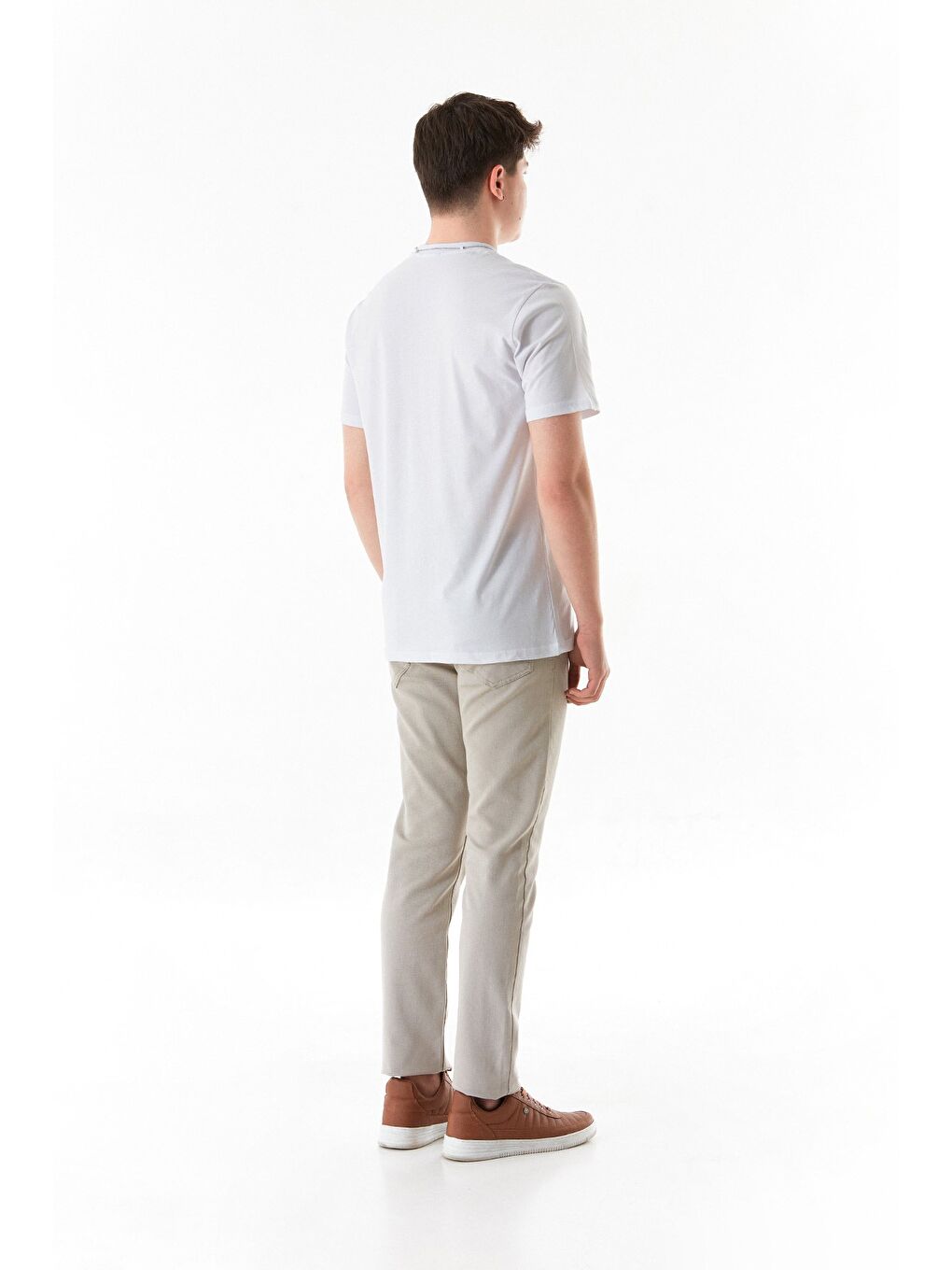 Beyaz Cepli Kolye Detaylı Bisiklet Yaka Tişört-3