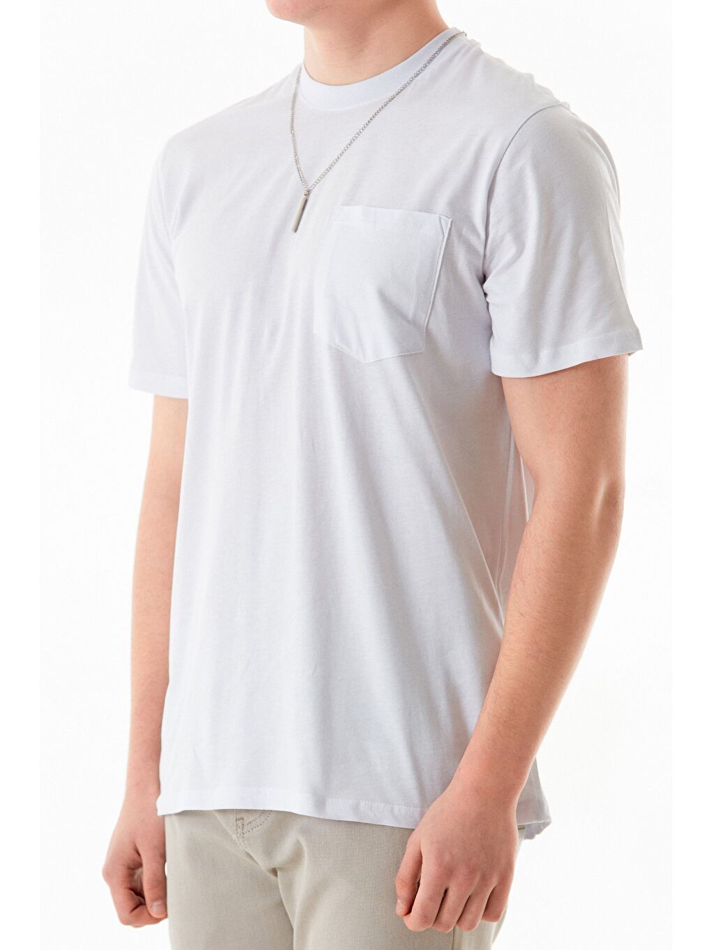 Beyaz Cepli Kolye Detaylı Bisiklet Yaka Tişört-4