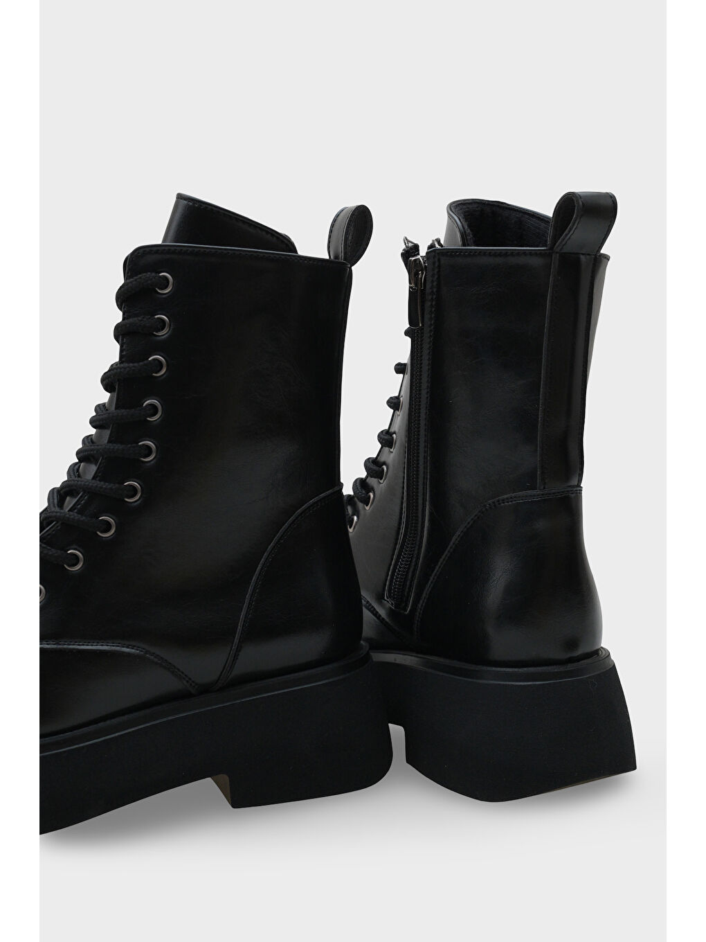 Siyah Melessa Yuvarlak Burunlu Yandan Fermuarlı Trak Tabanlı Kadın Bot-3