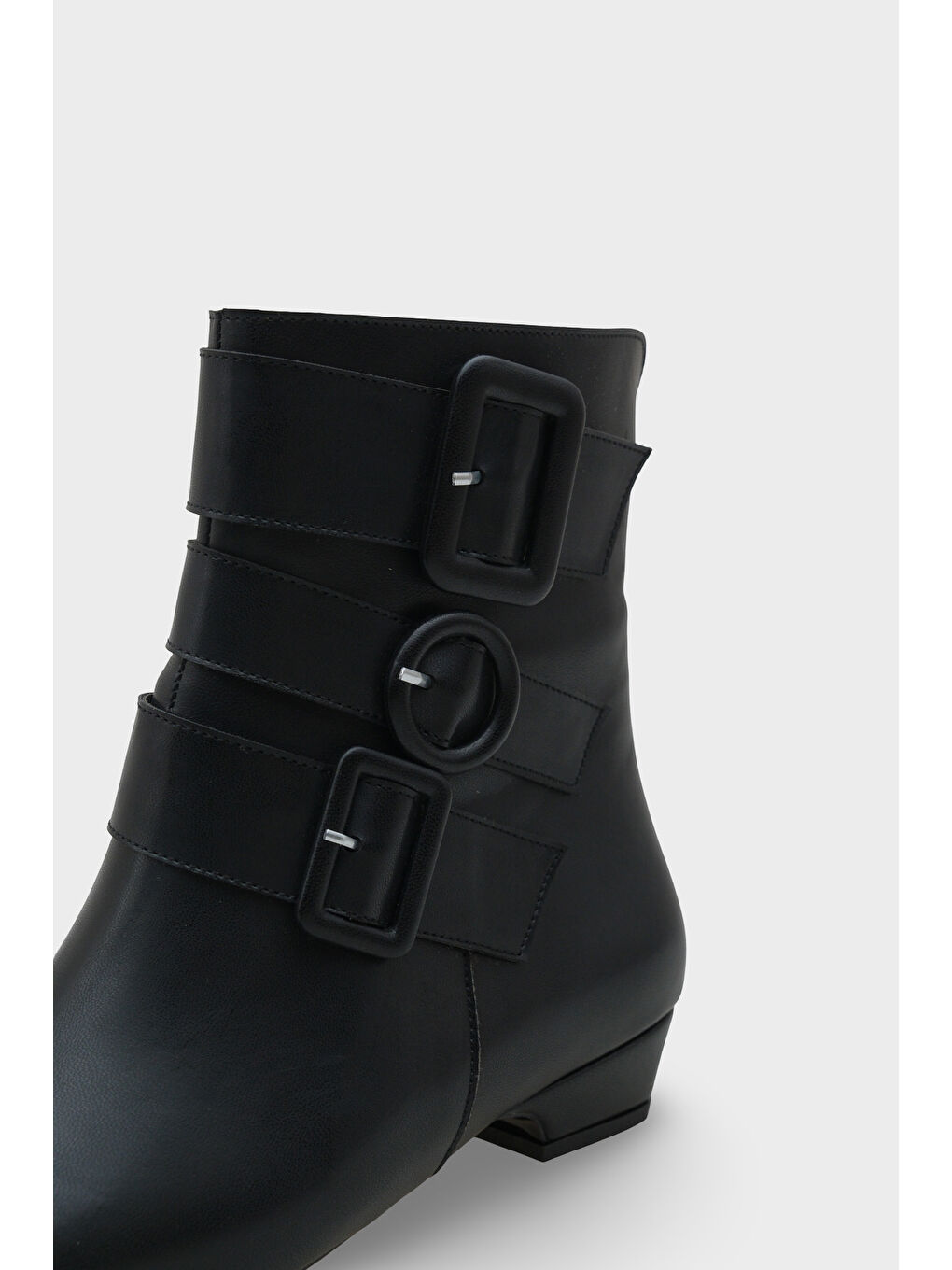 Siyah Shane Kısa Topuklu Yandan Fermuarlı Tokalı Küt Burun Kadın Bot-4