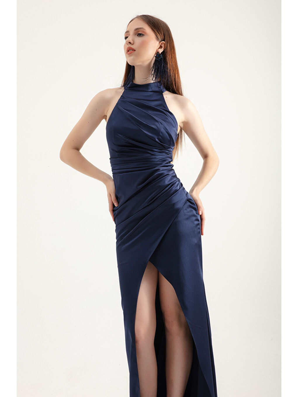 Kadın Lacivert Halter Yaka Yırtmaçlı Uzun Saten Abiye Elbise-3
