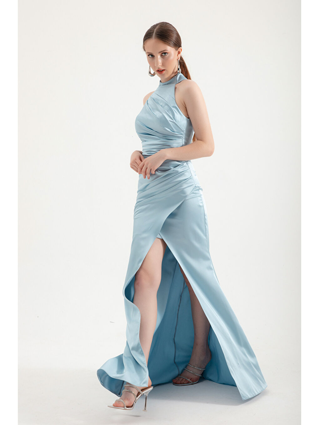 Kadın Bebe Mavi Halter Yaka Yırtmaçlı Uzun Saten Abiye Elbise