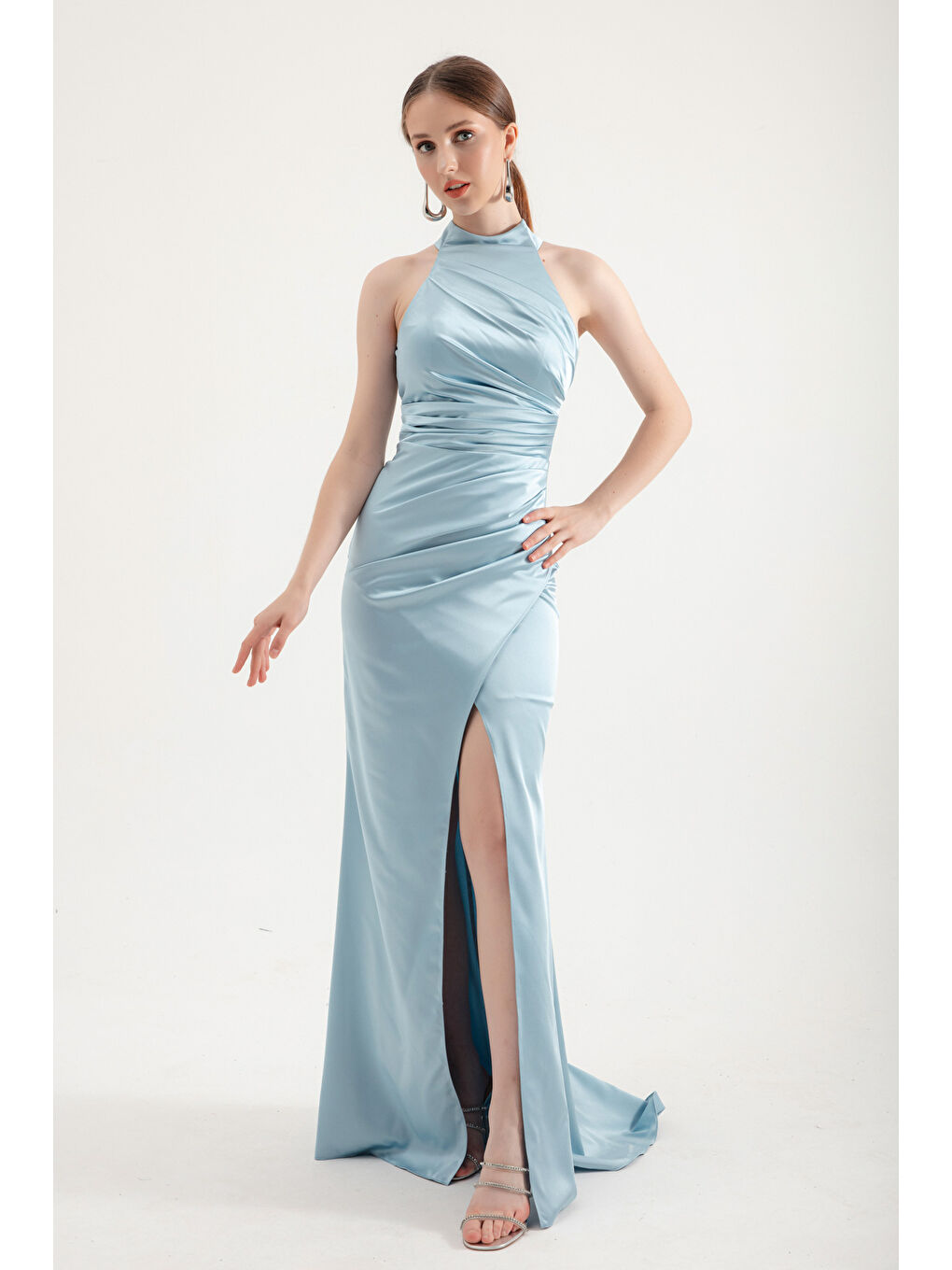 Kadın Bebe Mavi Halter Yaka Yırtmaçlı Uzun Saten Abiye Elbise-1
