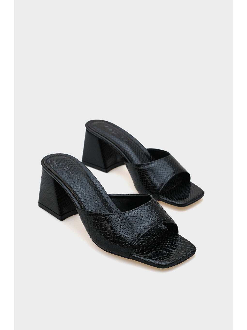 Siyah Nara Küt Burunlu Orta Topuklu Kadın Terlik