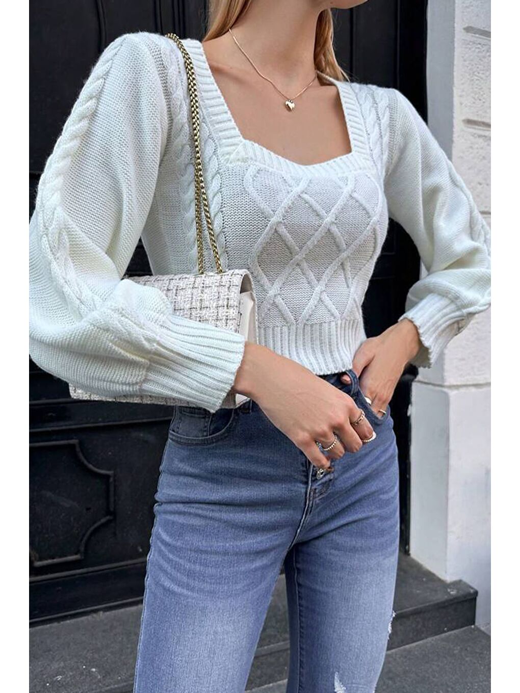 Ekru Kare Yaka Örgü Desenli Kadın Triko Kazak-1