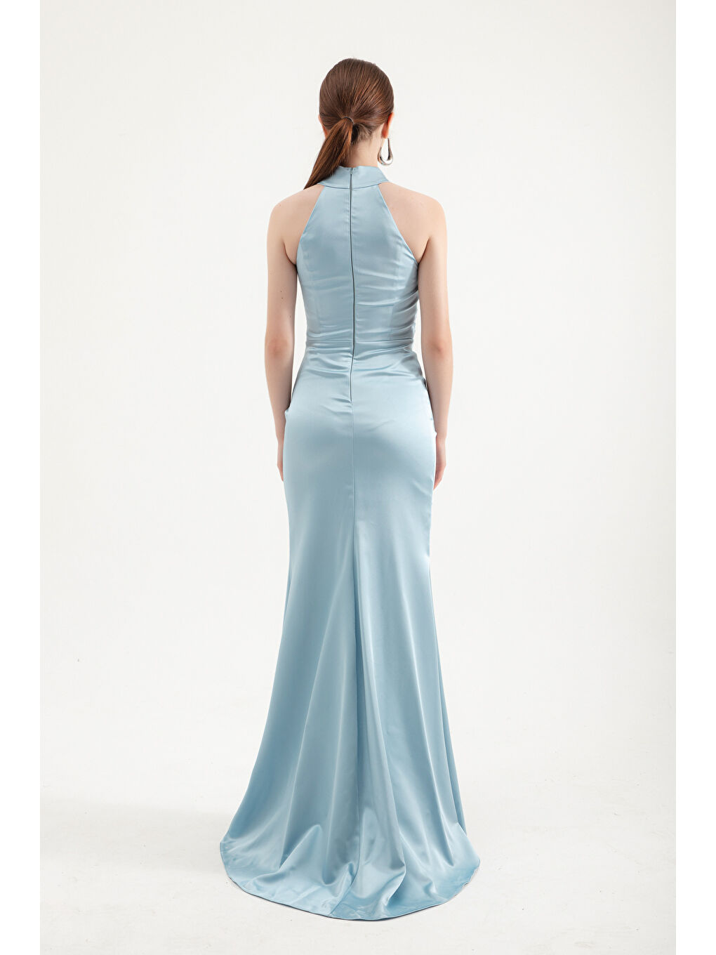 Kadın Bebe Mavi Halter Yaka Yırtmaçlı Uzun Saten Abiye Elbise-4
