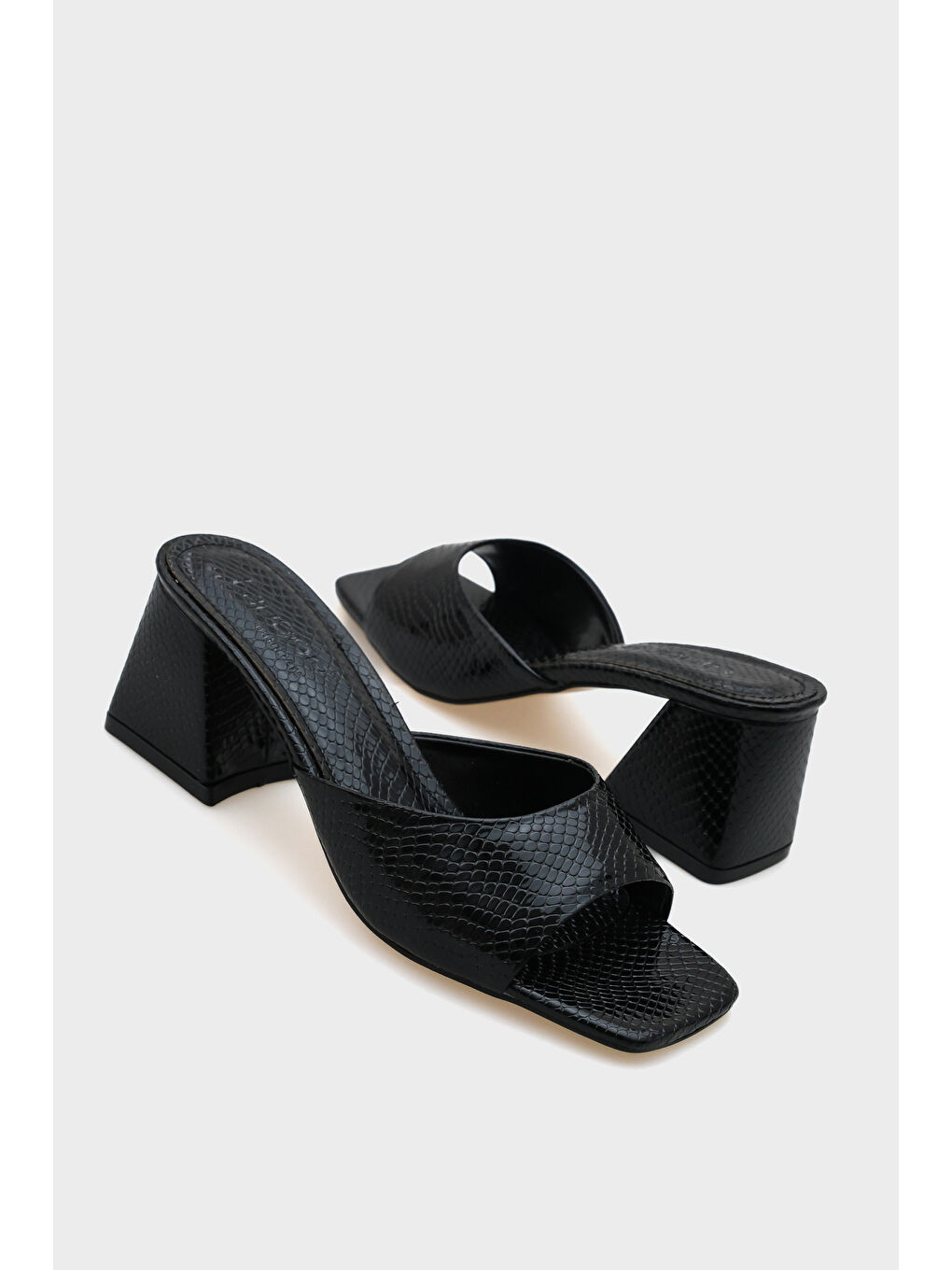 Siyah Nara Küt Burunlu Orta Topuklu Kadın Terlik-3