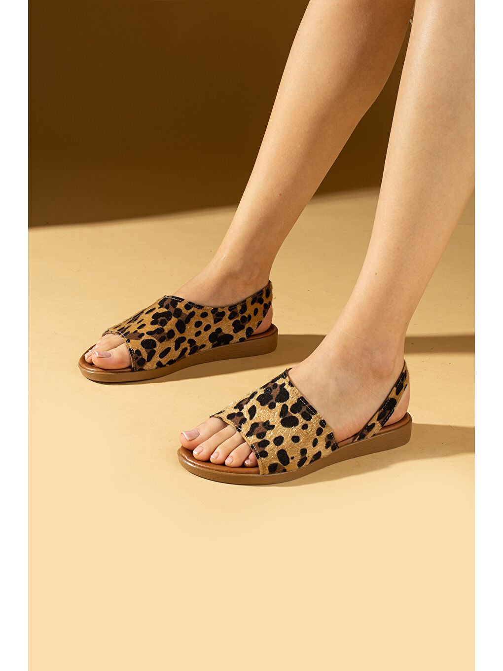 Kahverengi Kalın Bantlı Bilekte Tokalı Bodrum Kadın Sandalet 51-505-23