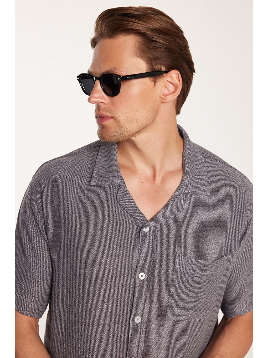 Erkek Relax Fit Apaş Yaka Rustik Kumaş Rahat Kesim Cepli Kısa Kol Gri Gömlek