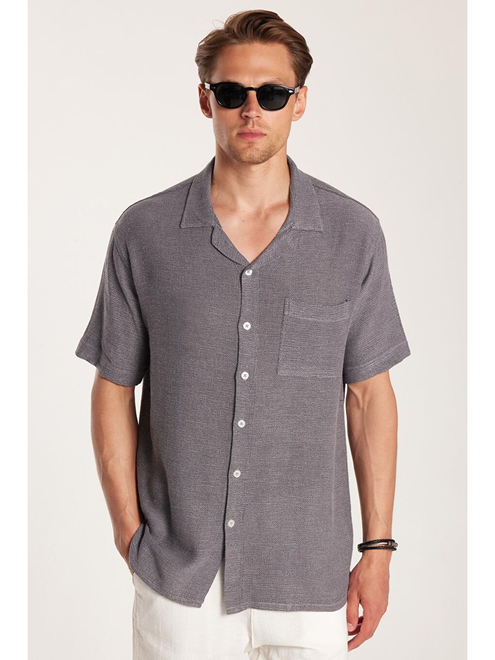 Erkek Relax Fit Apaş Yaka Rustik Kumaş Rahat Kesim Cepli Kısa Kol Gri Gömlek-1
