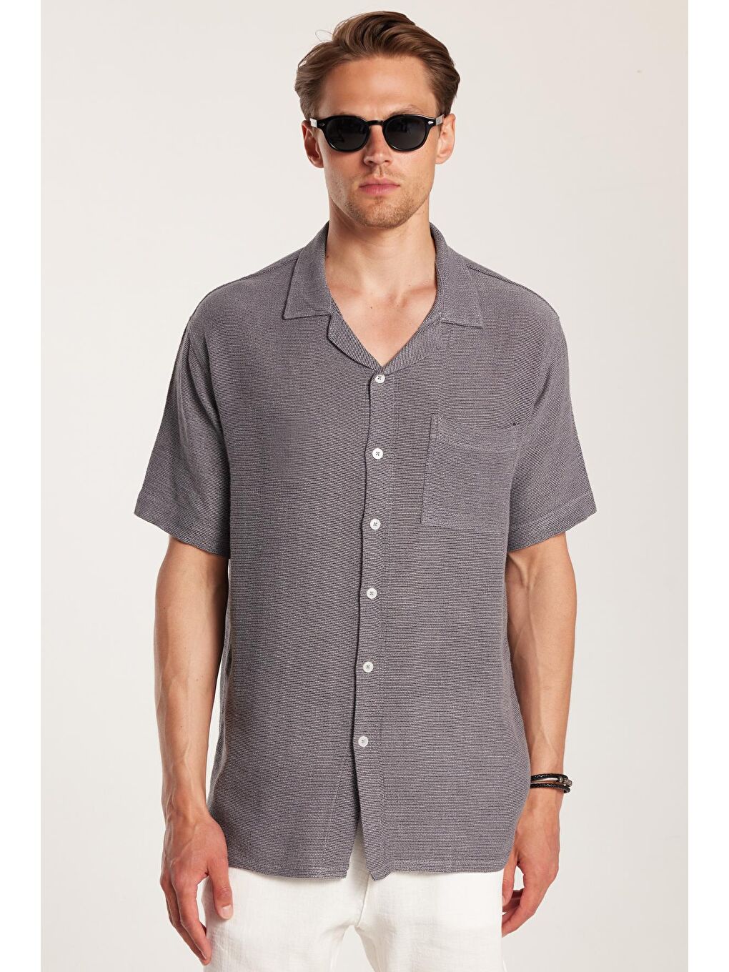 Erkek Relax Fit Apaş Yaka Rustik Kumaş Rahat Kesim Cepli Kısa Kol Gri Gömlek-3
