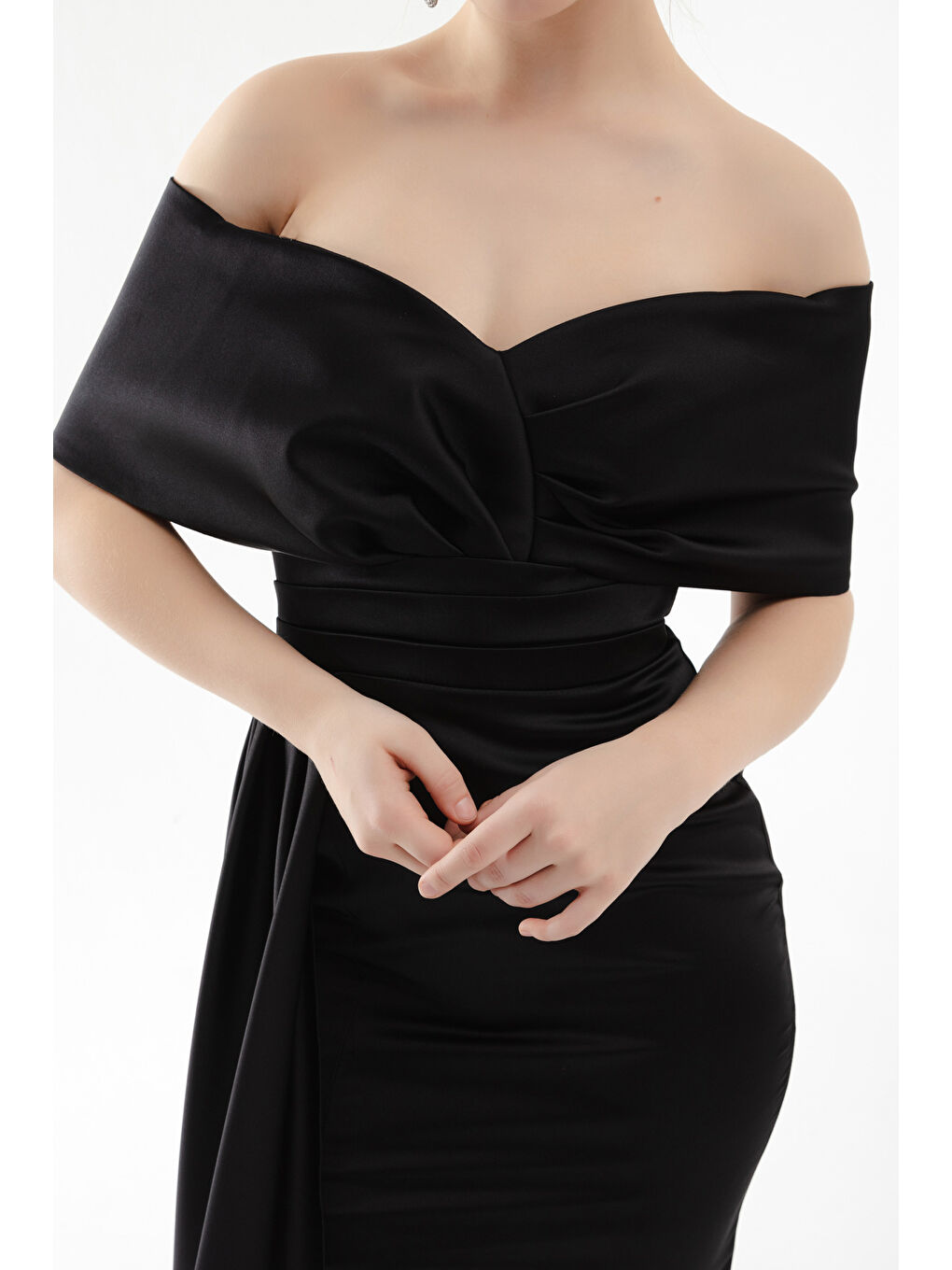 Kadın Siyah Kayık Yaka Yırtmaçlı Uzun Abiye Elbise-3